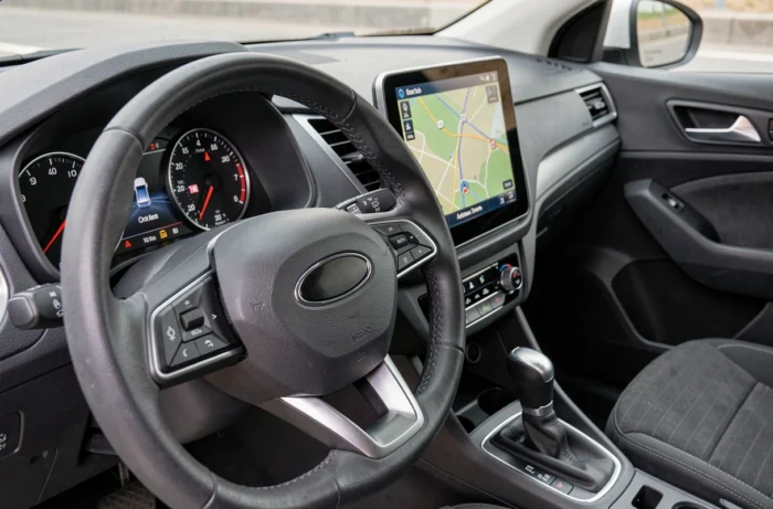 Tableau de bord moderne d'une voiture avec compteur de vitesse, jauges et écran GPS